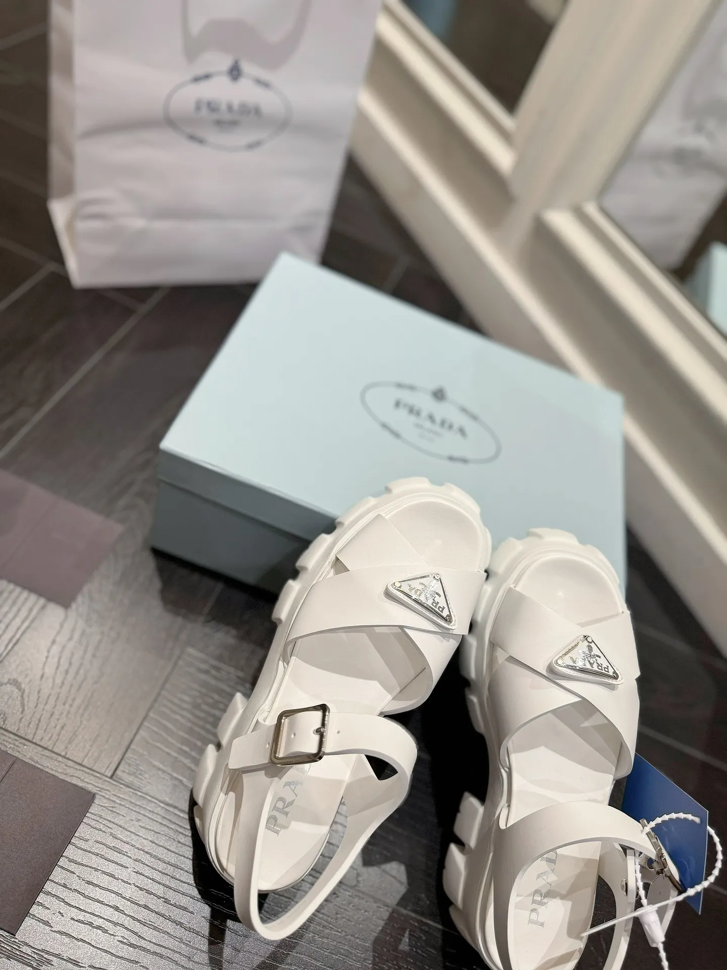 👟👟Ex-factory price 460👟👟 prada Roman shoes will definitely make you fall in love with them! The latest spring and summer sawtooth Roman braided thick-soled sandals E64, retro, fashionable and avant-garde gear teeth, 55mm thick-soled soles and uppers, making the whole pair of shoes light and comfortable. Bright colors, a variety of choices to satisfy fashionable people of different styles! The iconic metal triangle logo is paired with the shape of ancient beach sandals. Every design element is fashionable! Color: black and white Size: 35-41